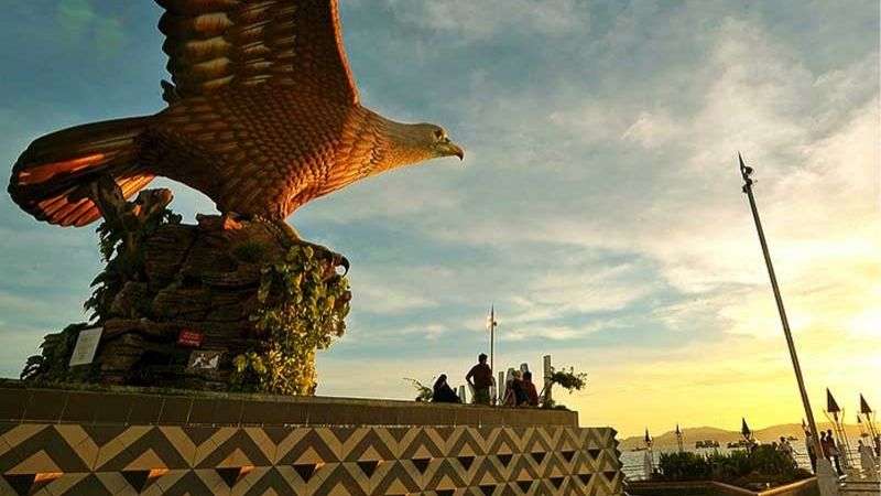 Tượng đại bàng hiên ngang giữa quảng trường