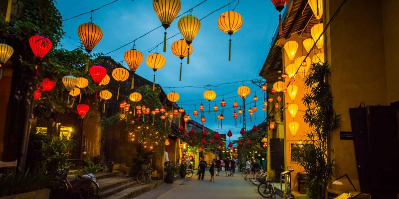 Quảng trường về đêm lung linh ánh đèn và vô cùng lãng mạn