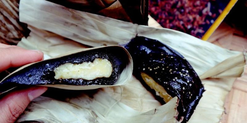 Quầy ẩm thực truyền thống bao gồm bánh nếp, bánh gai