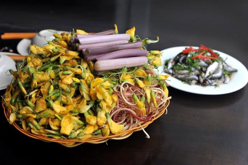 Quây quần bên nồi lẩu điên điển