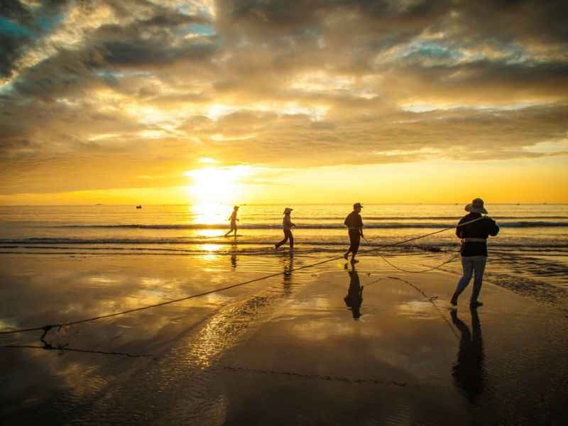 Ngắm bình minh tại làng chài vô cùng đẹp