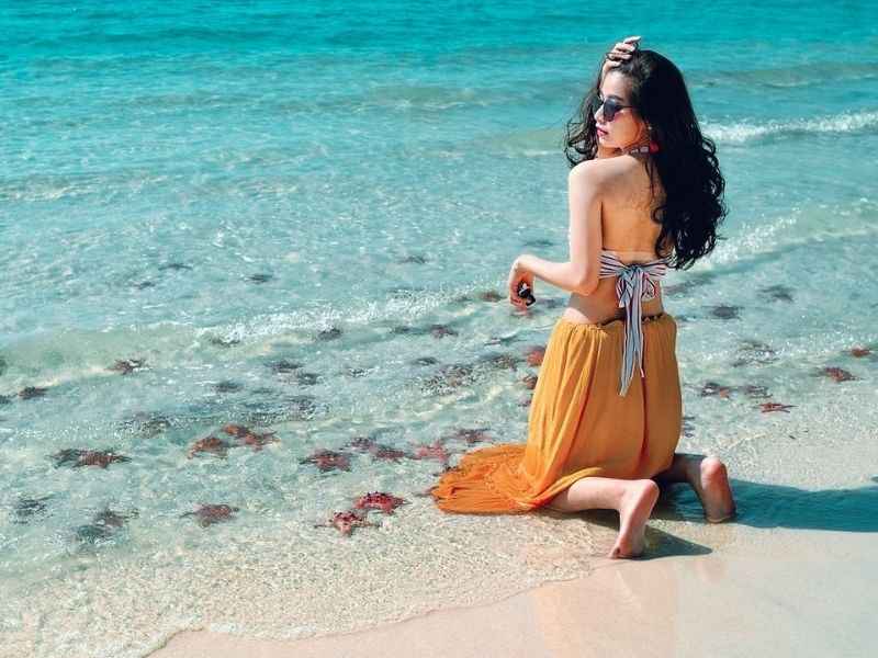 Chụp ảnh cùng dàn sao biển siêu đẹp trên bãi biển