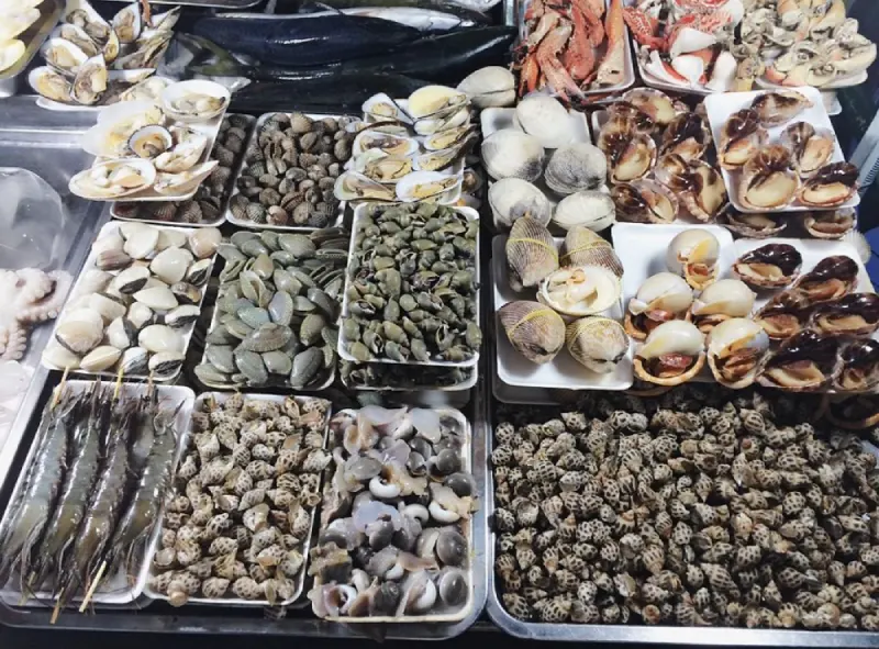 Rất nhiều hải sản tươi sống được bày bán