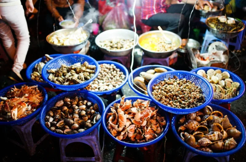 Rất nhiều món ăn đặc sản Nha Trang được bày bán