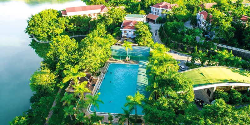 Resort được bao phủ bởi cánh rừng bạt ngàn Tây Bắc