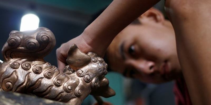 Rót đồng vào khuôn và hoàn thiện sản phẩm Đại Bái