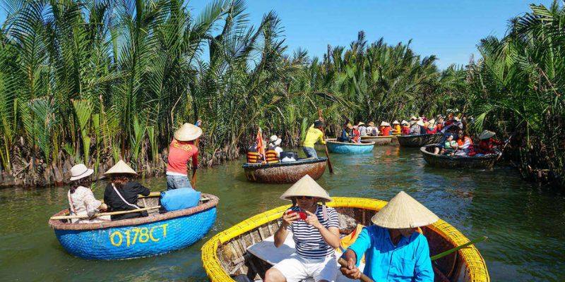 Du khách tham khảo giá vé vào cửa khu du lịch rừng dừa