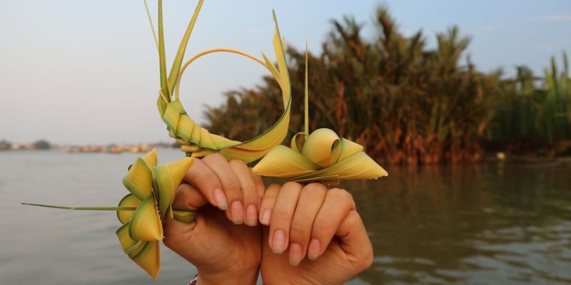 Tự tay làm các món quà lưu niệm từ chính lá dừa nơi đây