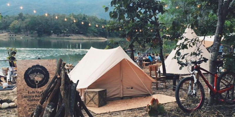 Hồ nước trong xanh giữa khu rừng