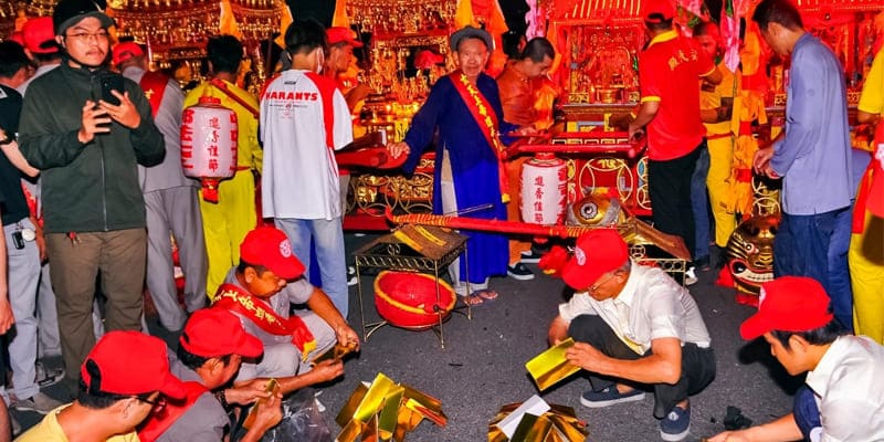 Rước kiệu Ông Bổn quanh chùa trong không khí lễ hội sôi động