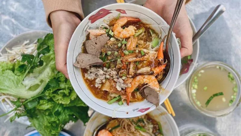 Sì sụp húp bát hủ tiếu chuẩn vị miền Tây