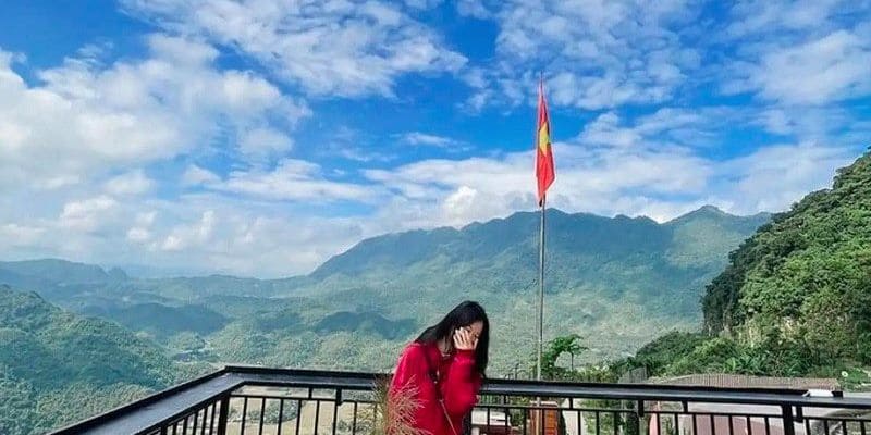 Sống ảo cực chất ngay quán cà phê gần cột cờ