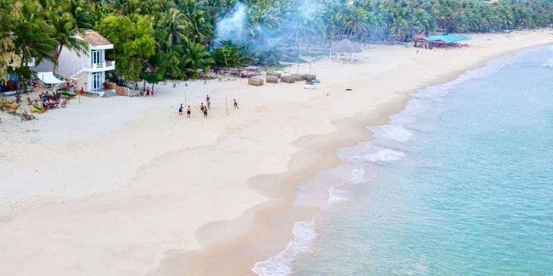 Sóng biển dịu êm buổi sáng tại Vịnh Xuân Đài