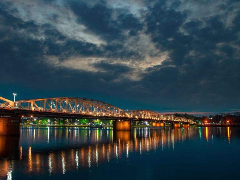 Cầu Tràng Tiền lung linh hơn mỗi tối