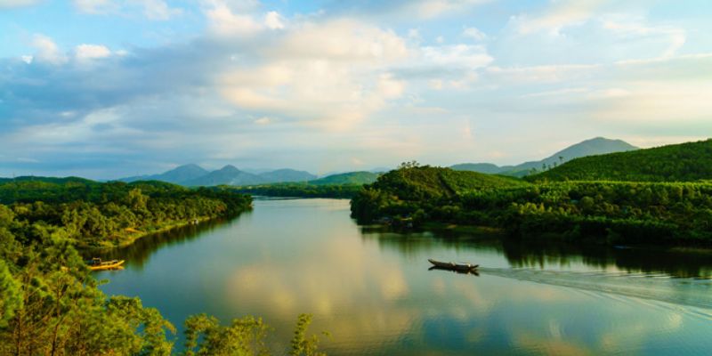 Khung cảnh sông Hương uốn lượn dưới chân đồi 