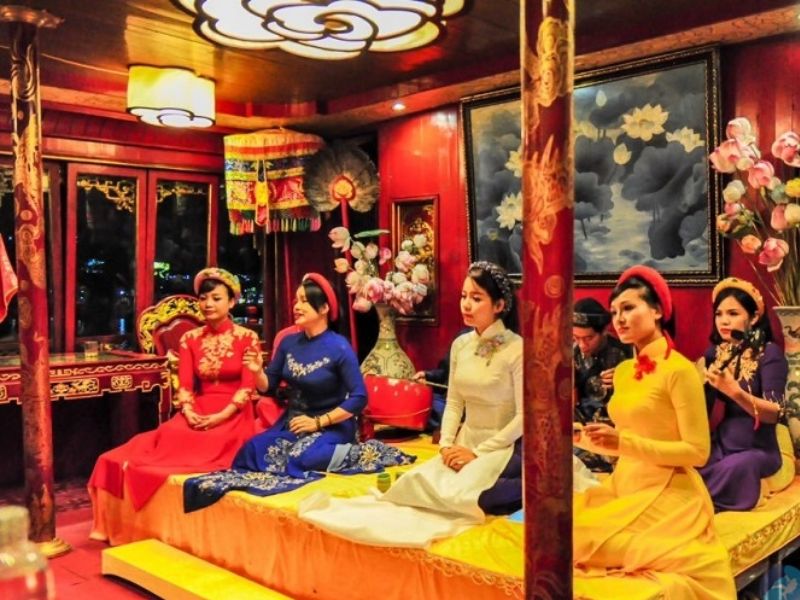 Lắng nghe từng điệu hò xứ Huế trên thuyền rồng