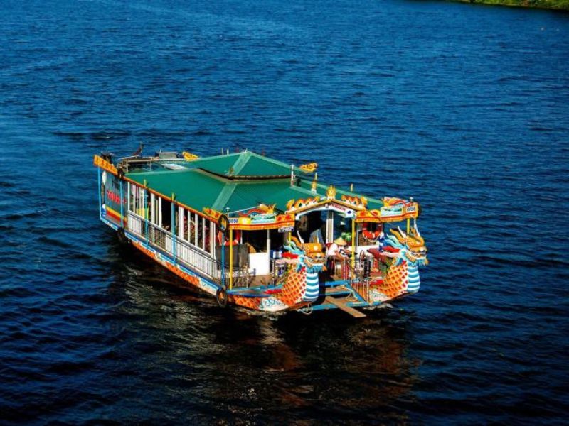 Ngắm nhìn vẻ đẹp của dòng sông khi đi thuyền