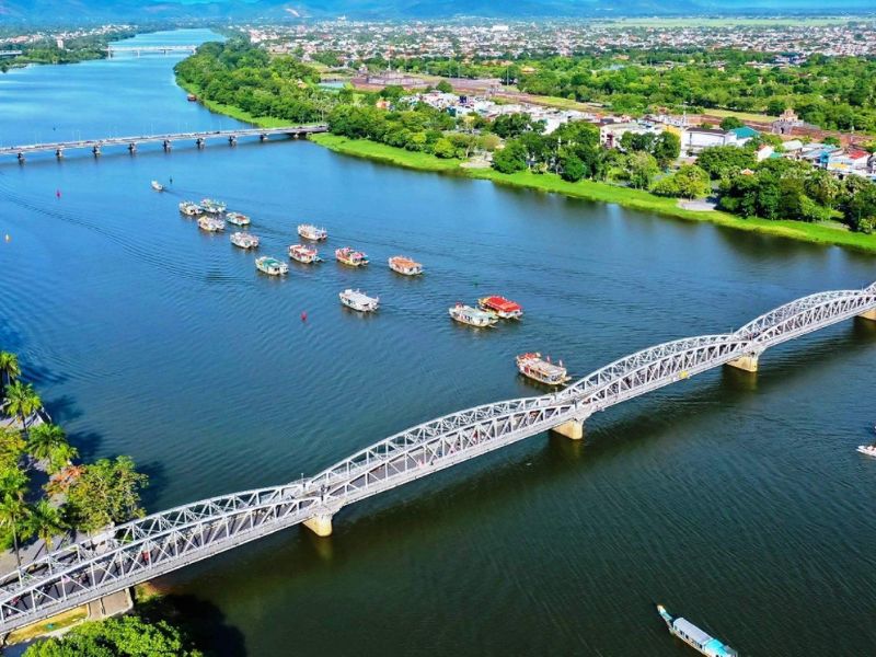 Sông Hương nằm ở ngay trung tâm thành phố Huế