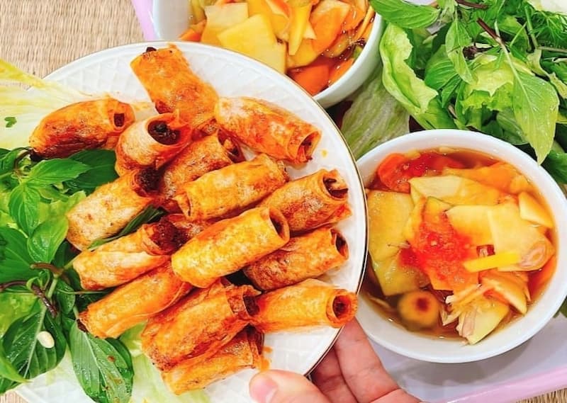 Chả tôm là món ăn đặc sản bạn nên thưởng thức khi đi suối cá thần