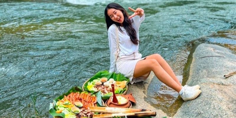 Bạn có thể dựng lều để tận hưởng bầu không khí trong lành giữa núi rừng