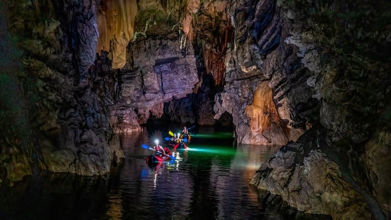 Suối ngầm len lỏi qua các hang tạo không khí mát lành