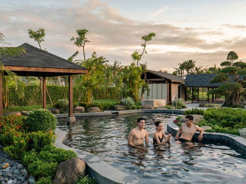 Ngâm mình thư giãn trong các hồ khoáng nóng