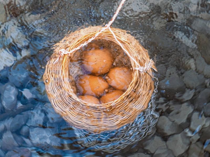 Luộc và thưởng thức trứng ngay tại hồ khoáng nóng