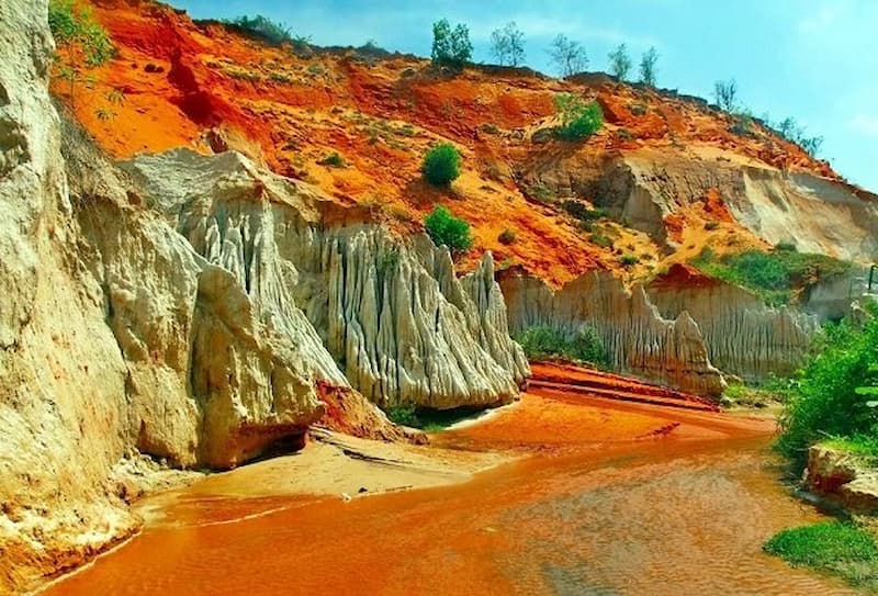 Suối tiên có dòng nước màu đỏ vô cùng ấn tượng với du khách