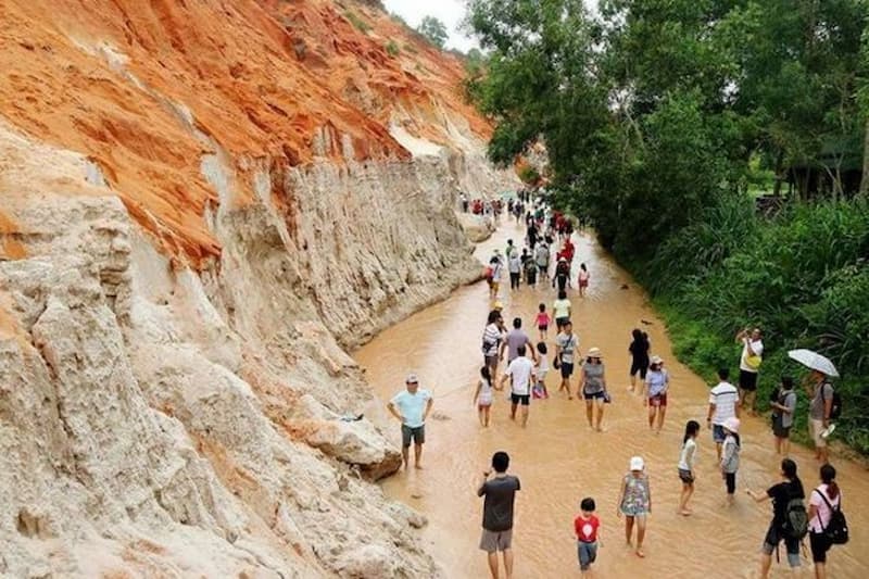 Du khách tham gia vào hoạt động lội suối đầy thú vị