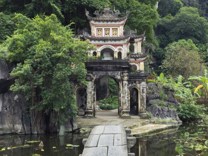 Thăm quan du lịch chùa Bích Động