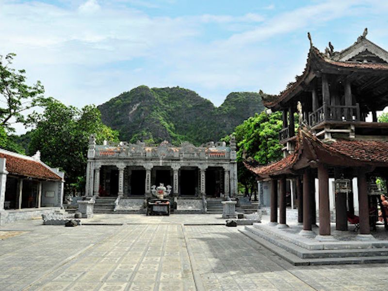 Ghé đền Thái Vĩ thắp hương cho các vị vua tướng nhà Trần