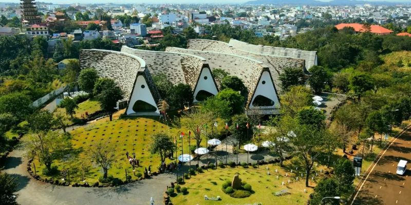 Tận hưởng thời tiết thoáng đãng xung quanh bảo tàng