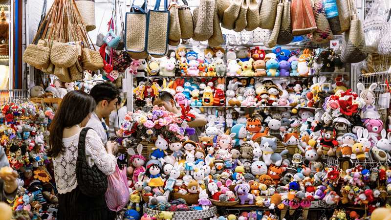 Tầng 2 có nhiều quầy bán đồ lưu niệm