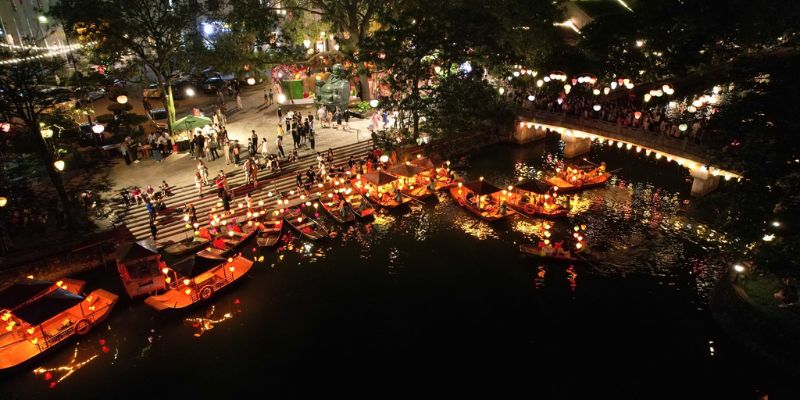 Thả đèn hoa đăng lung linh