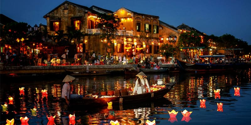 Thả hoa đăng cầu bình an là nét văn hóa lâu đời của người Hội An