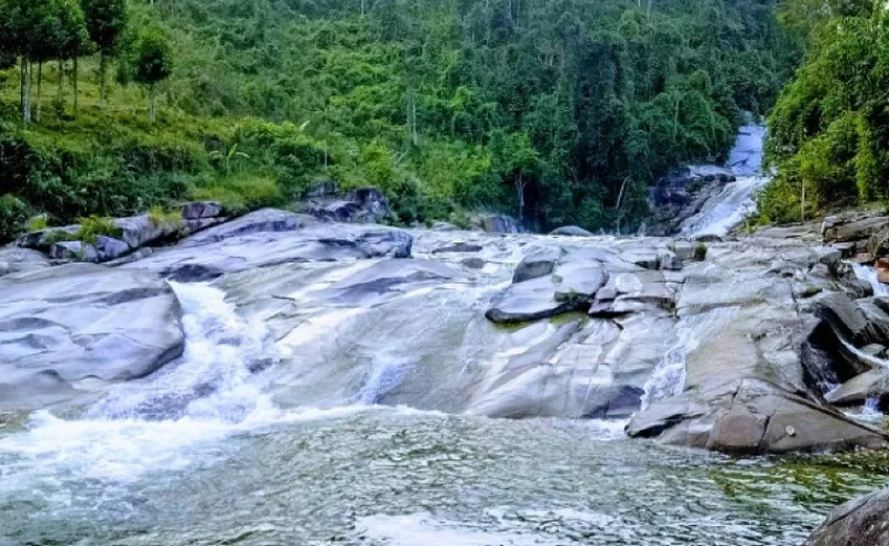Thác Bảy Nhánh có dòng nước trong vắt