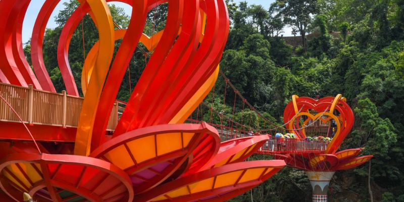 Du khách có thể check-in ở cầu kính Tình yêu ở độ cao 22m