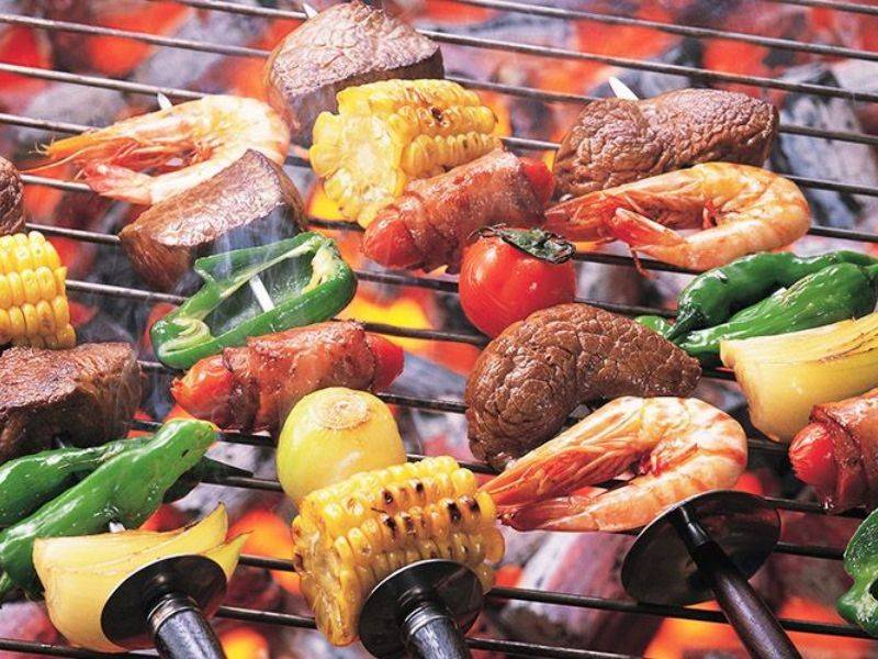 Cắm trại và mở tiệc BBQ tại ven suối