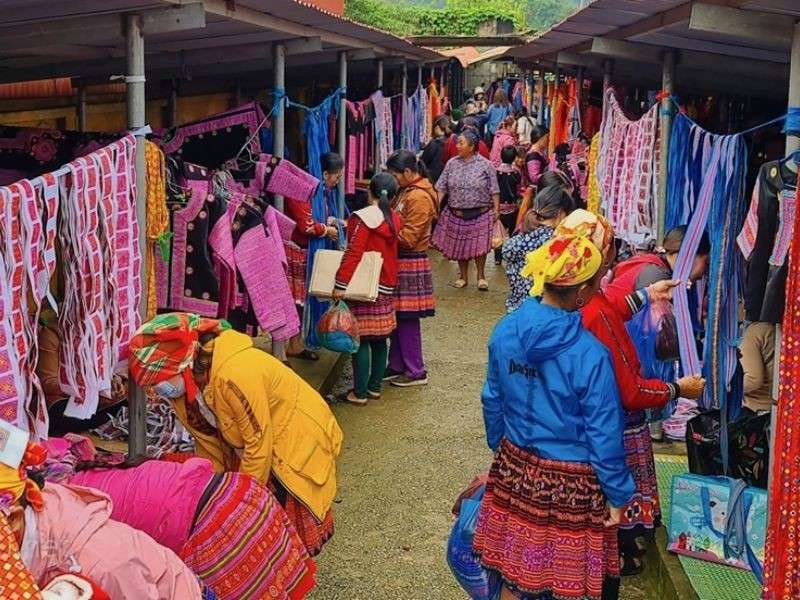 Chợ phiên Pà Cò rộng ràn mỗi sáng chủ nhật