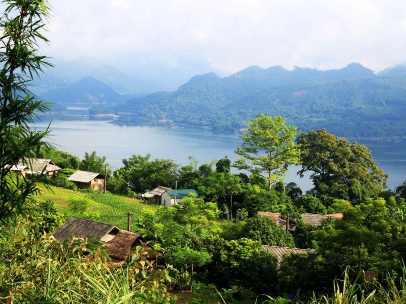 Con đường thơ mộng dẫn vào thác nước