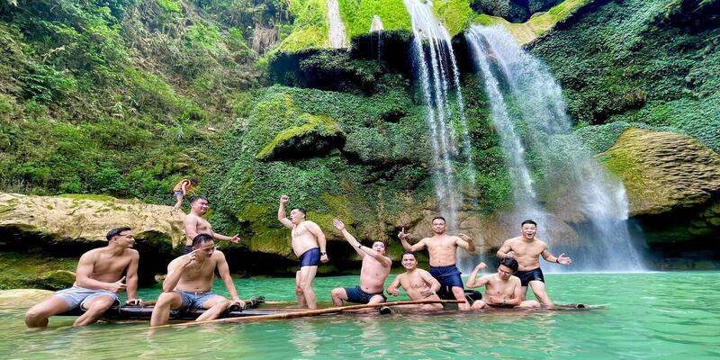 Thác chính thứ nhất là nơi rất thích hợp để ngâm mình thư giãn