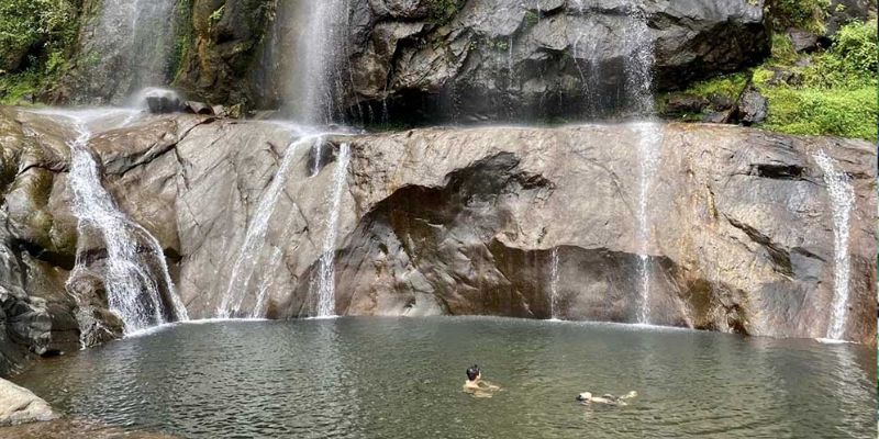 Tùy vào thời điểm mà du khách có thể trải nghiệm tắm thác