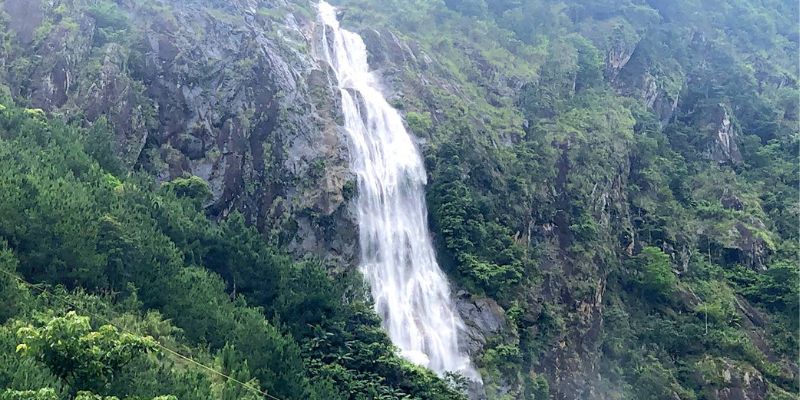 Dòng thác mềm mại hòa với thiên nhiên hùng vĩ