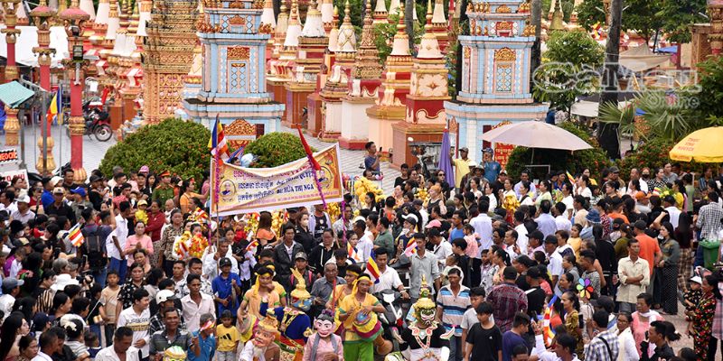 Tham dự lễ hội truyền thống tại chùa