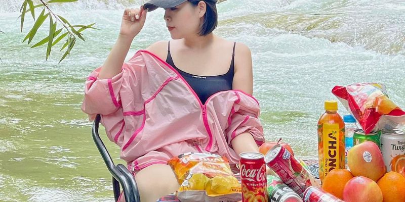 Tham gia cắm trại bên cạnh thác