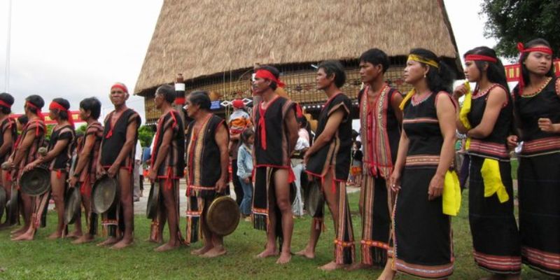 Tham gia hoạt động cùng người dân tại bản làng