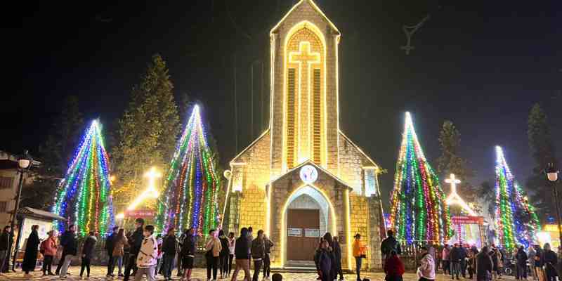 Tham gia lễ nghi tôn giáo tại nhà thờ Đá