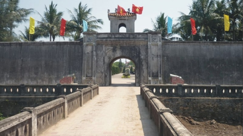 Thành có 5 cửa được bố trí đều đặn tại 5 hướng khác nhau