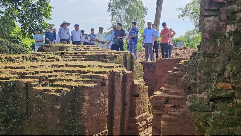 Không gian bên trong thành cổ kính và tĩnh lặng