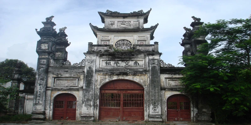 Luy Lâu là một tòa thành đất có cấu trúc hình chữ nhật